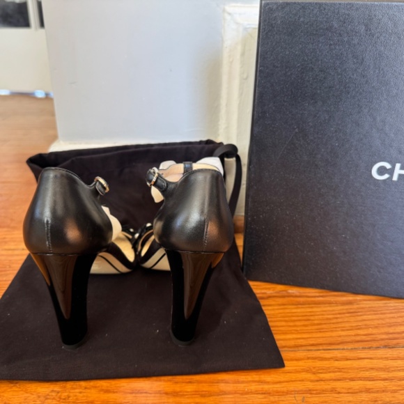 Authentic Chanel Black Leather Heels with Silk White Bow - Size 37 - Picture 2 of 6